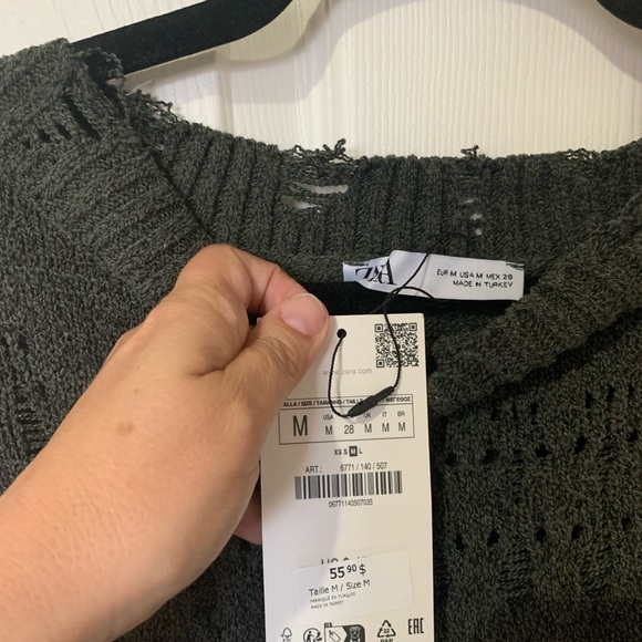 Medium distressed dark olive green sweater - Picture 3 of 3